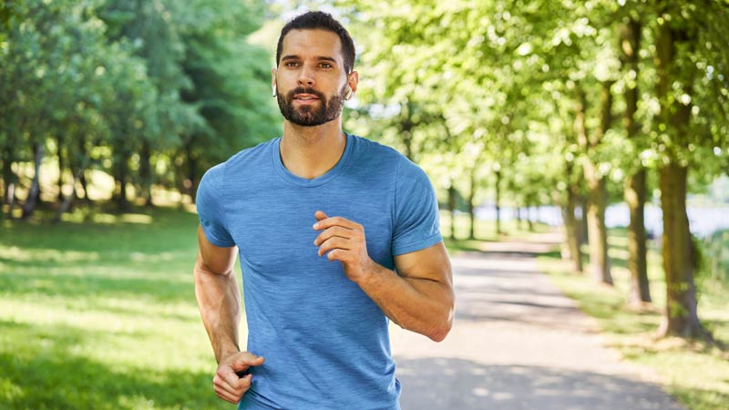 Homem a correr num parque 